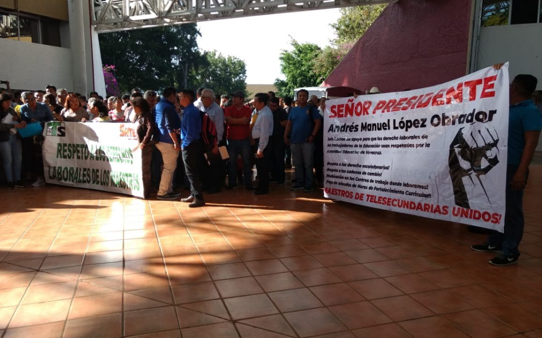 Maestros de Telesecundaria protestan en la SEV (VER VIDEO)