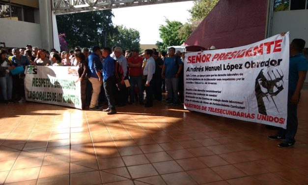 Maestros de Telesecundaria protestan en la SEV (VER VIDEO)