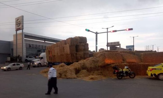 Carga de trailer cae sobre avenida en Veracruz, hay cierre vial