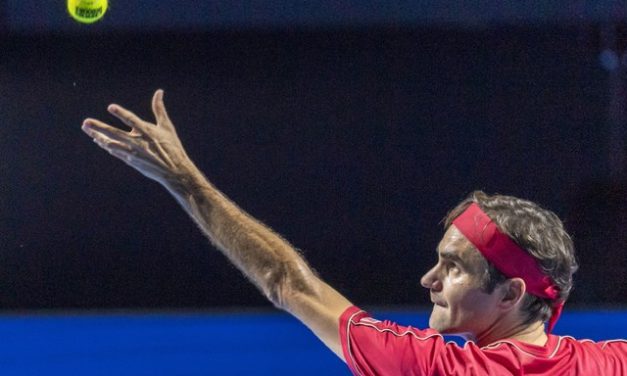 Federer pasa a cuartos en Basilea; Wawrinka elimina a Cuevas