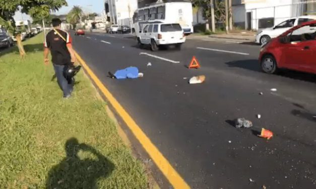 Conductor atropella a pareja sobre la carretera Veracruz-Xalapa, muere el esposo  El conductor responsable del accidente fue intervenido por elementos policiales. La mujer fue atendida debido a la graves lesiones
