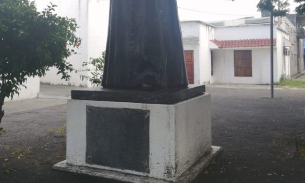 Roban placa de estatua de Juan Pablo II en Veracruz