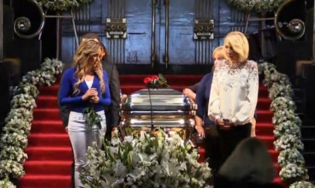 Celebridades montan guardia ante el feretro de Jose Jose