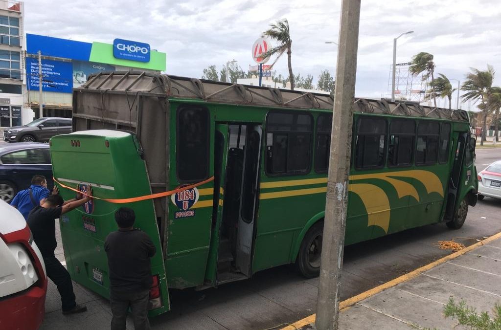Se le vuela el toldo a camión de transporte público en Boca del Río (VER VIDEO)
