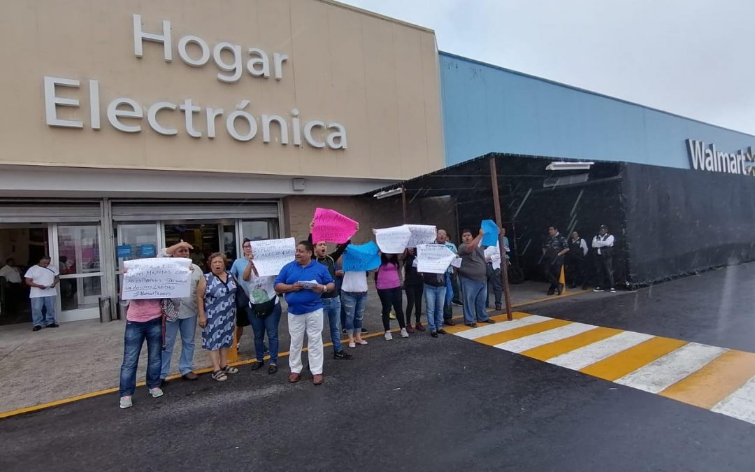 Protesta la CROC en Walmart