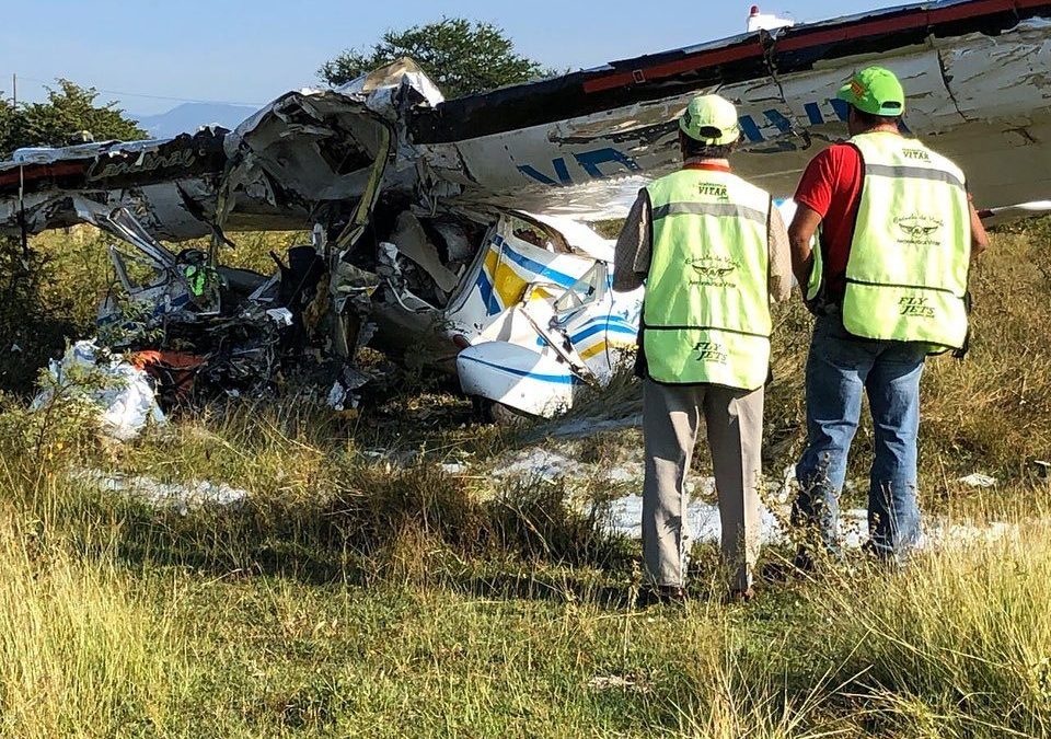 Dos muertos es el saldo de la caída de una avioneta esta mañana a un costado del aeropuerto Mariano Matamoros de #Temixco.