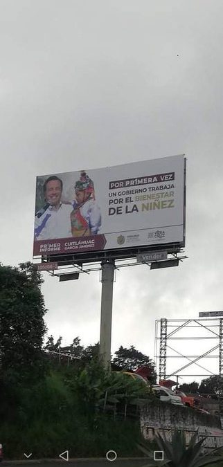 Pregunta para los que saben…  En esta foto Cuitláhuac García esta violentando el derecho de los niños a no difundir su rostro en medios de comunicación, como los espectaculares, para fines promocionales y políticos.  Presume protección de los derechos de los menores, pero en ésta ¿creen qué se protege ese derecho?