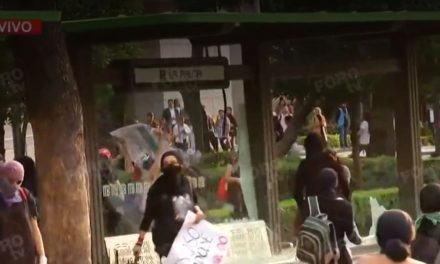 Previo a marcha feminista, encapuchadas vandalizan estación del Metrobús La Palma