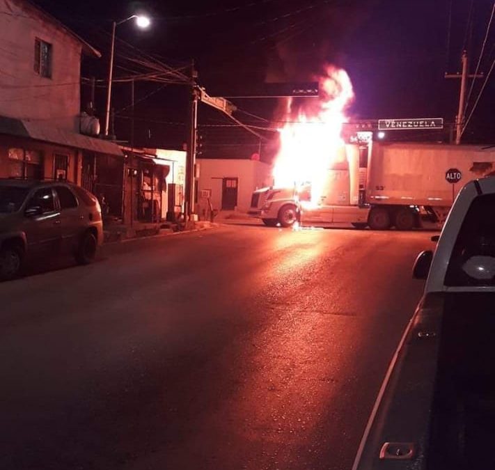 Así pasa la noche Nuevo Laredo, entre balazos y bloqueos con autos incendiados (VER FOTOS + VIDEO)