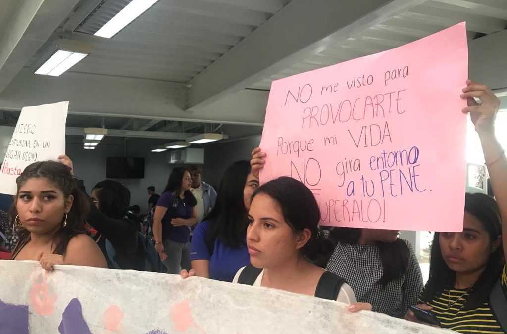 Alumnas de la Universidad Veracruzana protestan (FOTOS Y VIDEO) por acoso sexual de maestros