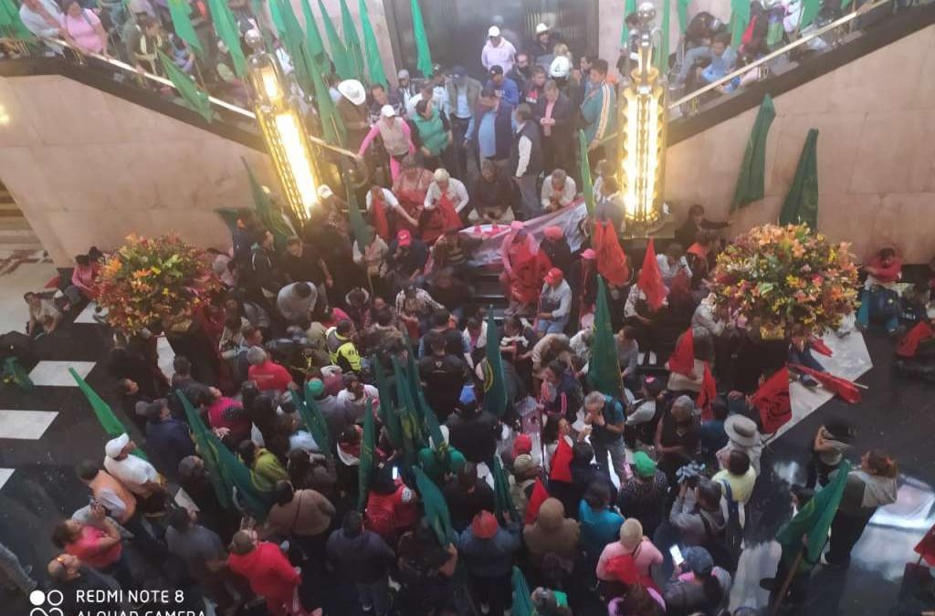 Zapatistas cierran Bellas Artes Organizaciones campesinas irrumpieron al vestíbulo del Palacio de Bellas Artes para protestar contra la exhibición de la obra “La Revolución”