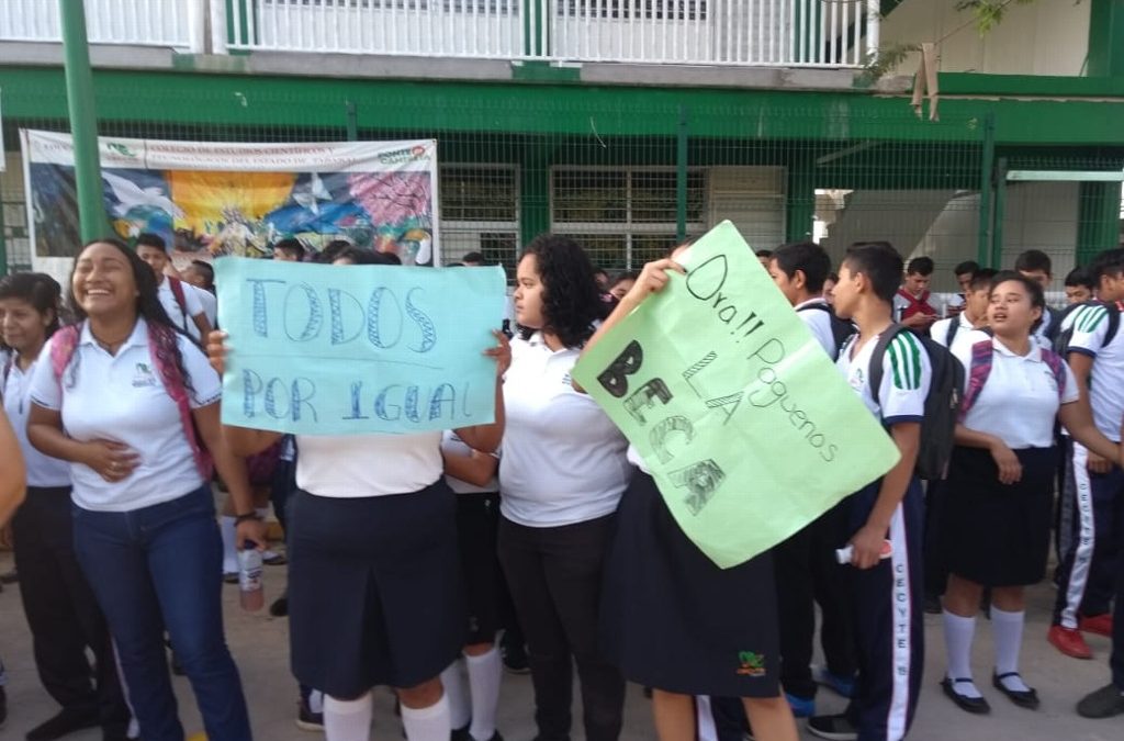 Con bloqueo y toma del plantel, alumnos del CECyTE 19 exigen el pago de becas; se enfrentan con antimotines