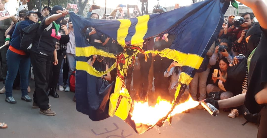 #Manifestantes en la Glorieta de Insurgentes queman la bandera del Club Deportivo América; protestan contra burlas realizadas por miembros de dicho equipo
