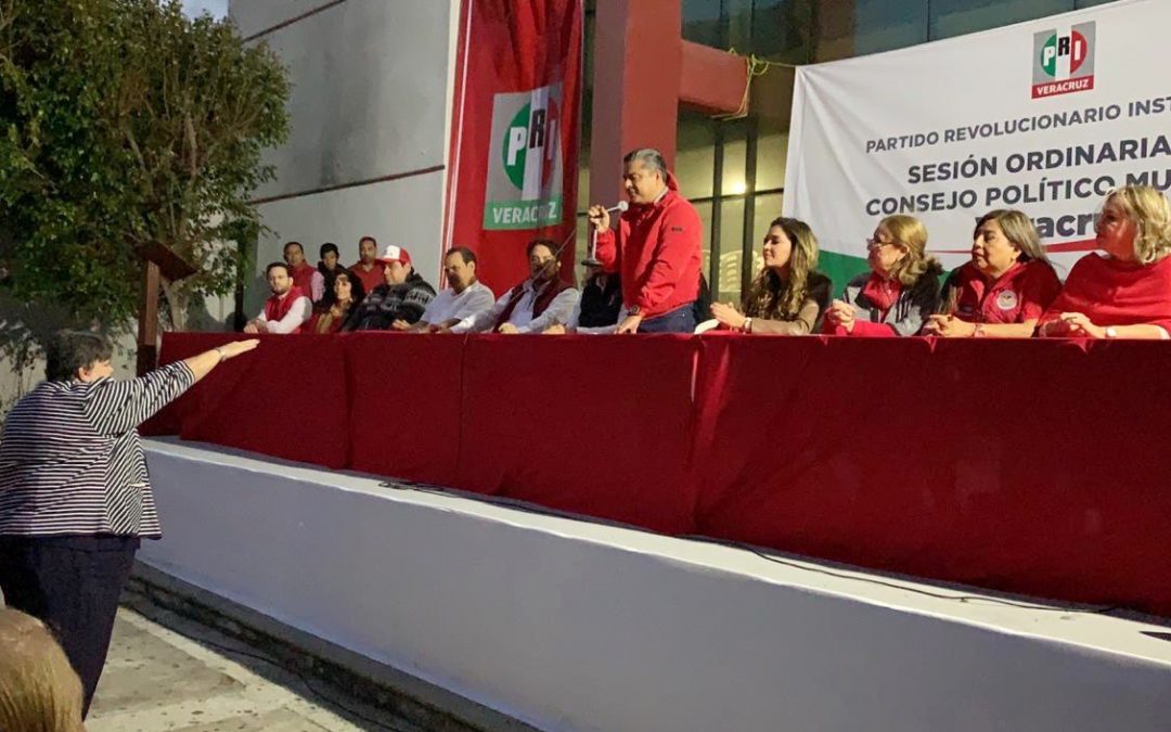 Esta noche, en #Veracruz, instalamos el Consejo Político Municipal y tomamos protesta a las y los nuevos consejeros.