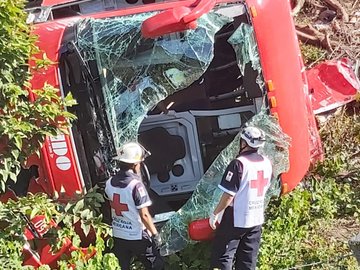 Se accidenta autobús de pasajeros a la altura de la localidad La Concepción sobre la autopista Tuxpan-Totomoxtle en Tihuatlán, hay 34 lesionados.