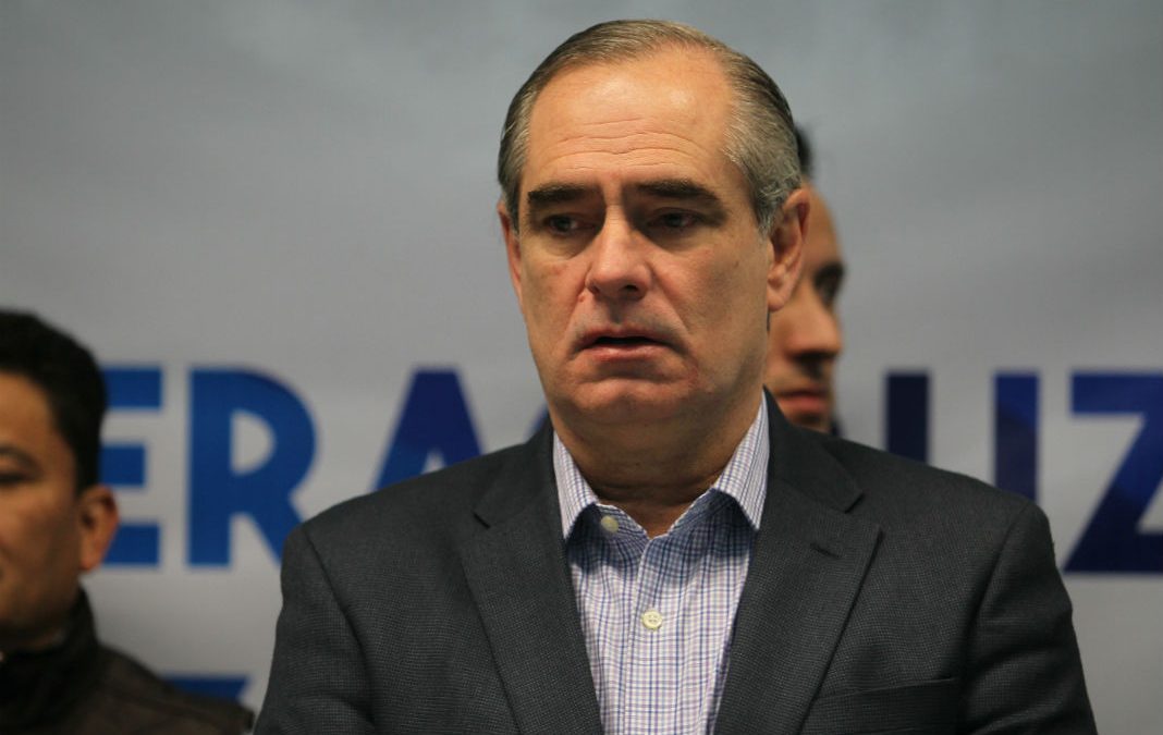 Estamos con un gobierno que no hace nada, y si se endeuda es peor: Senador