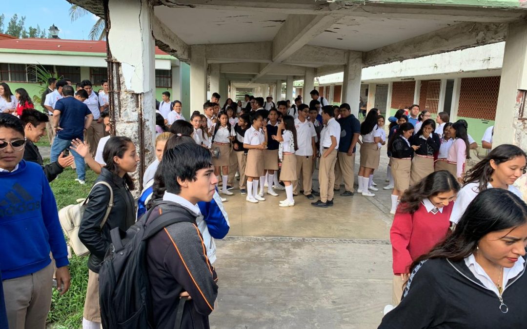 Alumnos del Ilustre Instituto Veracruzano se manifiestan por el mal servicio de la cafeteria (VER VIDEO)