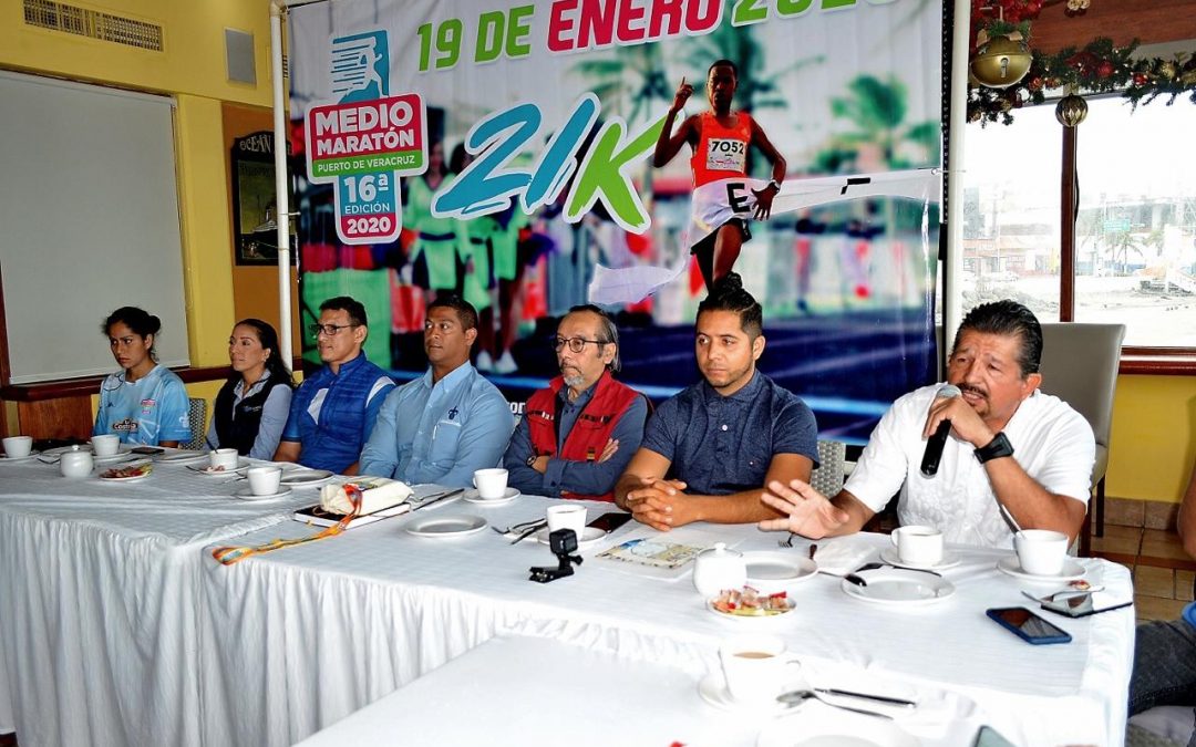 Presentan medalla y playera del Medio Maratón Puerto de Veracruz 2020