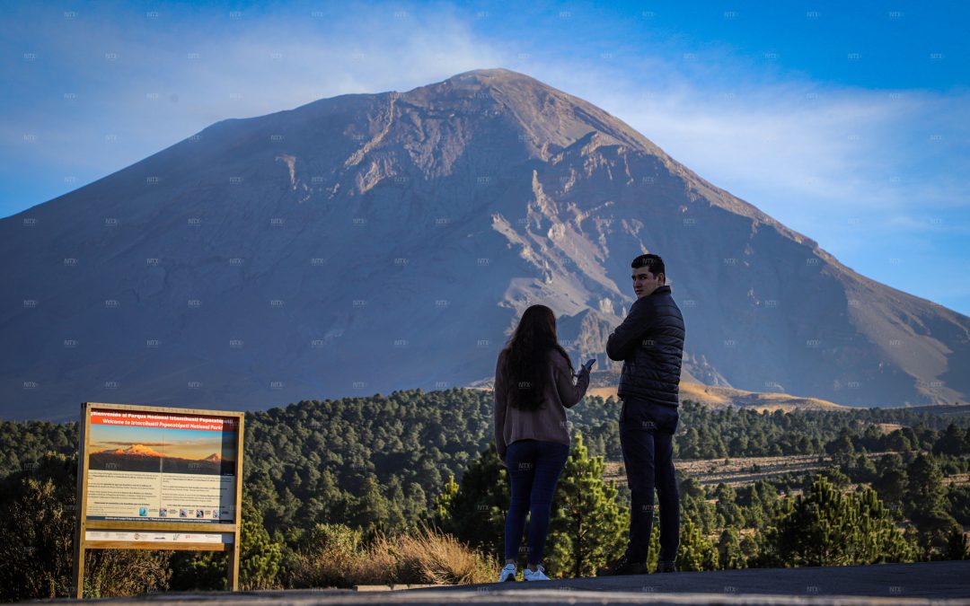 Convivir con Don Goyo  El pasado jueves el Popocatépetl registró una explosión que provocó una fumarola de varios kilómetros que fue visible desde toda la Ciudad de México. Sin embargo, los habitantes de la zona oriente del Estado de México, circundantes al volcán continuaron sus actividades cotidianas sin preocuparse.   Fotografía y texto: Quetzalli Blanco