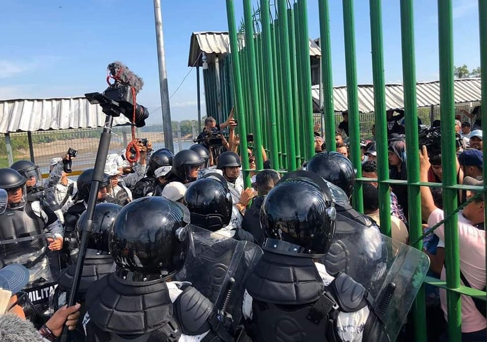 Migrantes intentan ingresar por la fuerza a México y se enfrentan con los elementos de la Guardia Nacional y Policía Militar.