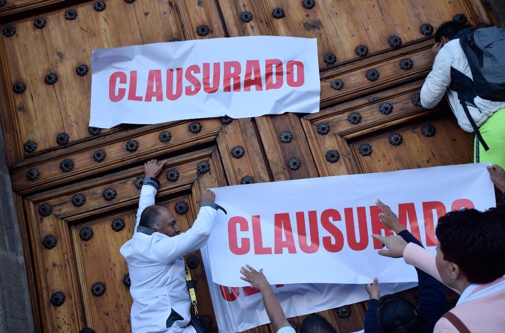 Mujeres protestan por recorte al Fucam; «clausuran» Palacio Nacional