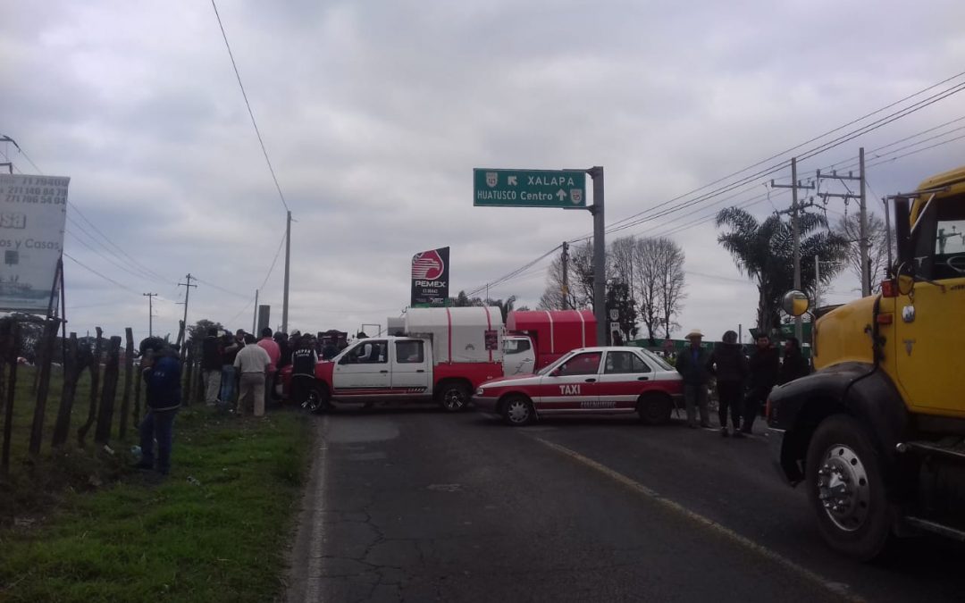 Taxistas rurales cierran carretera federal #Conejos-#FortínDeLasFlores a la altura de #Coscomatepec #Veracruz