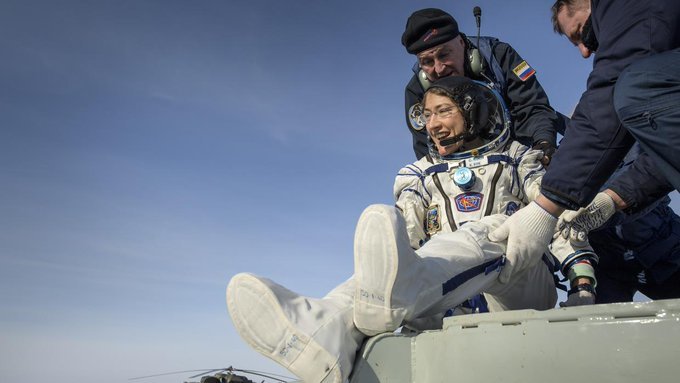 Batió el récord de permanencia en el espacio, pero Christina Koch regresa a la Tierra con mucho más que eso