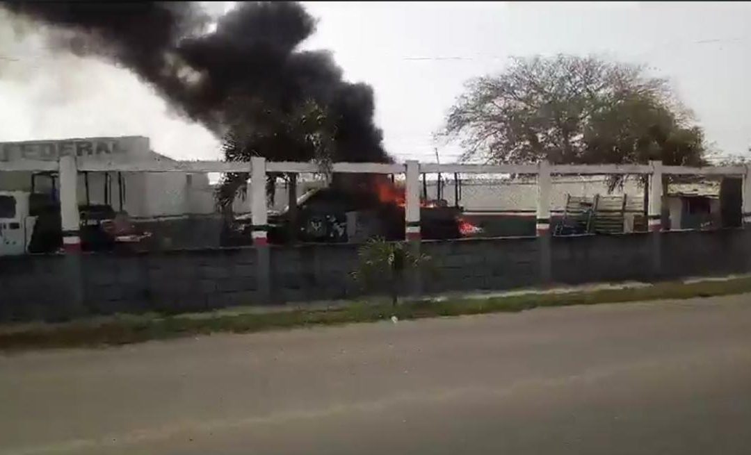Incendian patrullas en Ciudad Isla, Veracruz; exigen salida de la Fuerza Civil (video)
