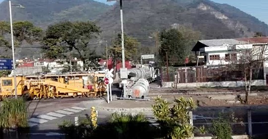 Un número de viviendas no precisadas y dos escuelas fueron evacuadas la mañana de este miércoles luego del choque del ferrocarril con una pipa que ocasionó una fuga de hidróxido de sodio. (fotos)