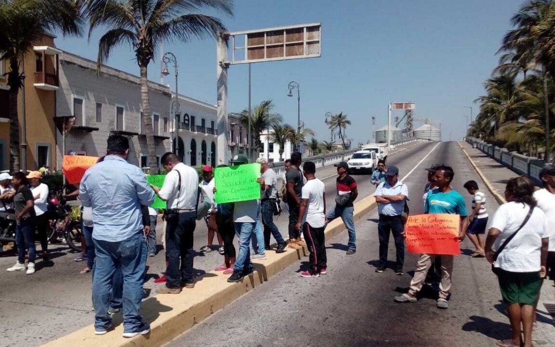 Lancheros y prestadores de servicio cierran puente Morelos en Veracruz