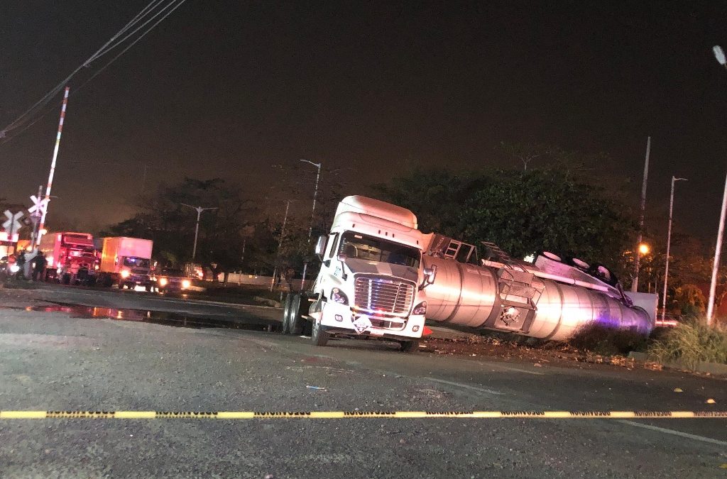 Choque entre pipa y tren a la altura de TAMSA