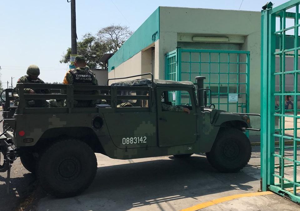 Militares resguardan el almacen del IMSS en Veracruz