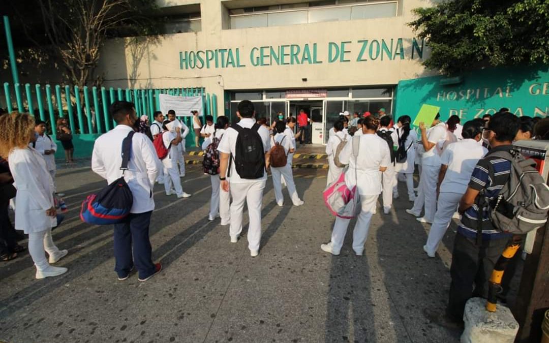 Protesta de estudiantes de medicina en el IMSS Veracruz