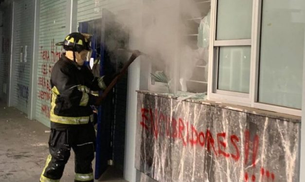 Incendio consume mesas y libros en la Prepa 8 de la UNAM