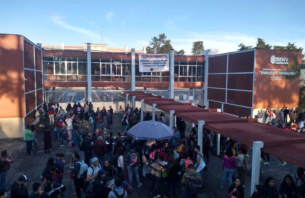 #Ahora se realiza un paro estudiantil en la Normal Veracruzana. Alumnos repudian violencia y exigen seguridad en todo el país