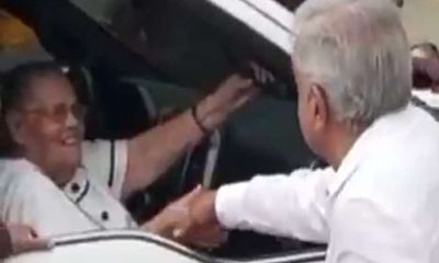 AMLO saluda de mano a mamá de «El Chapo» en Sinaloa