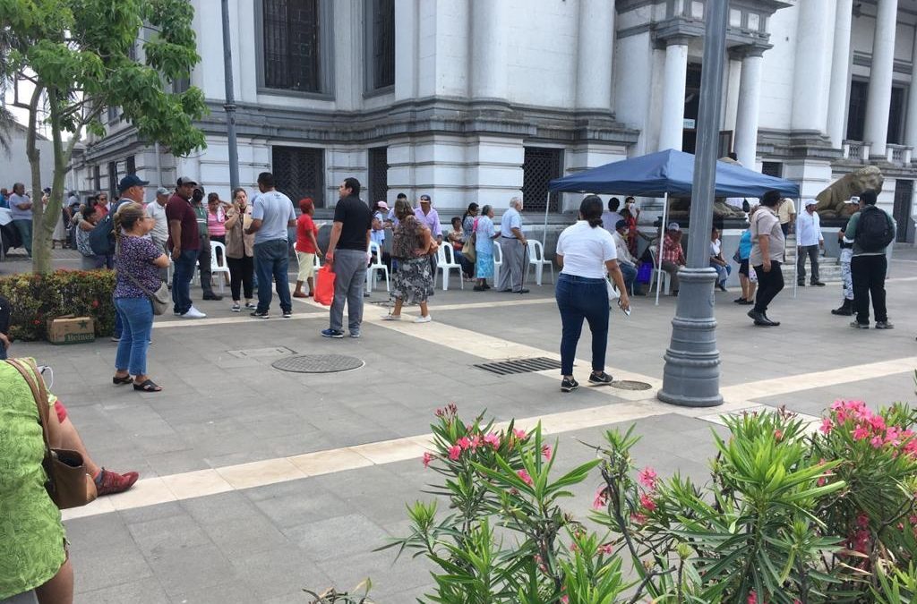 Sin protección Sanitaria adultos mayores recibe su pensión