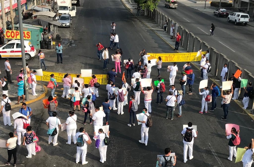 Enfermeros bloquean avenida Cuauhtémoc en Veracruz por falta de insumos