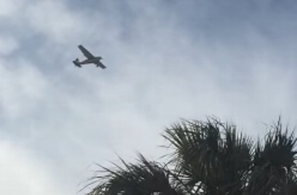 Perifonea #QuédateEnCasa con su avioneta (VIDEO)