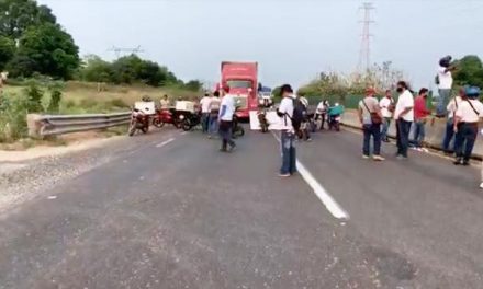 Motociclistas repartidores de mandados cerraron ambos carriles de la autopista Cosoleacaque-Nuevo Teapa.