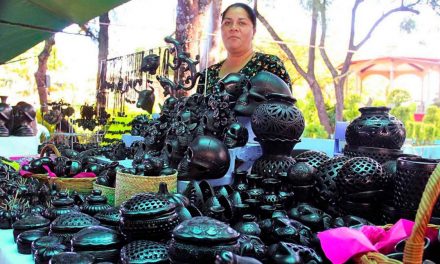 Mujeres artesanas de San Bartolo Coyotepec, sufren hostigamiento por parte de caja de préstamo