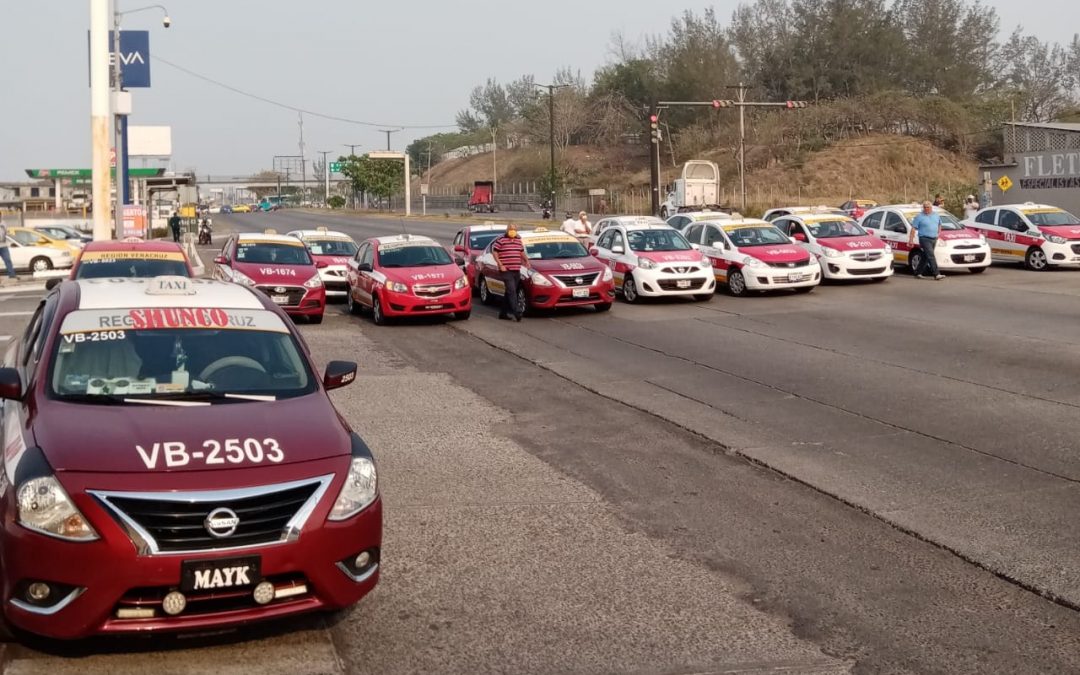 TAXISTAS BLOQUEAN RAFAEL CUREVO, EXIGEN APOYOS