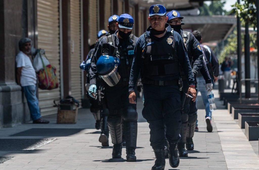 Policía protege a niños en medio de balacera en calles del Centro Histórico (+video)