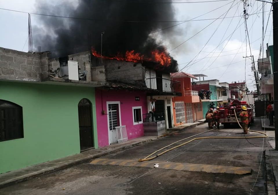 Voraz incendio de vivienda en Tlapacoyan