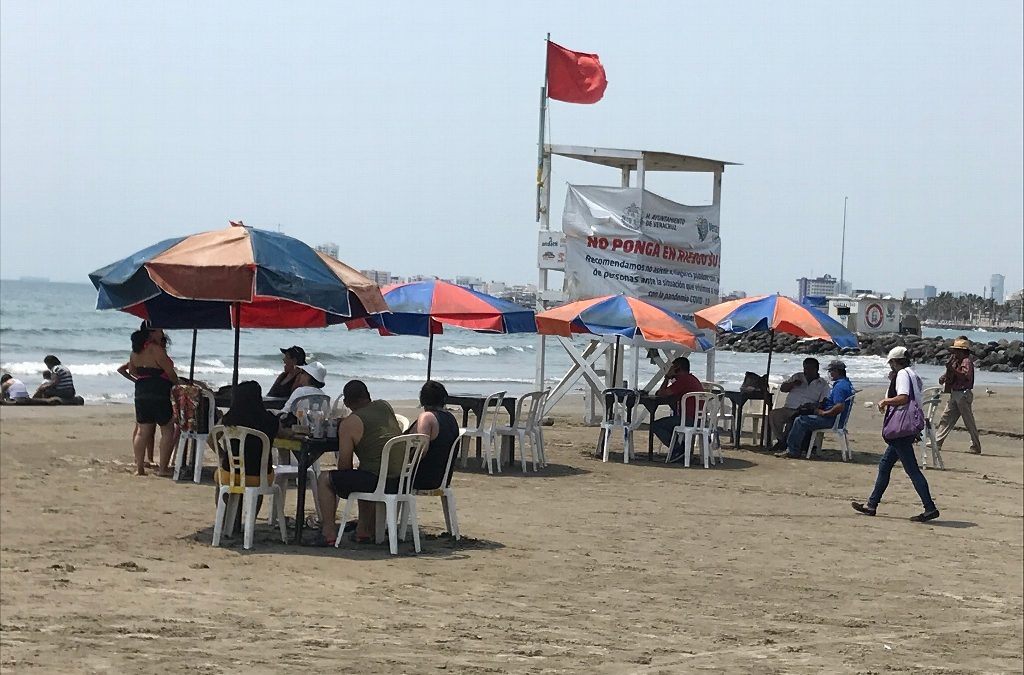 De nueva cuenta algunos turistas en playa Villa del Mar de esta ciudad de Veracruz,