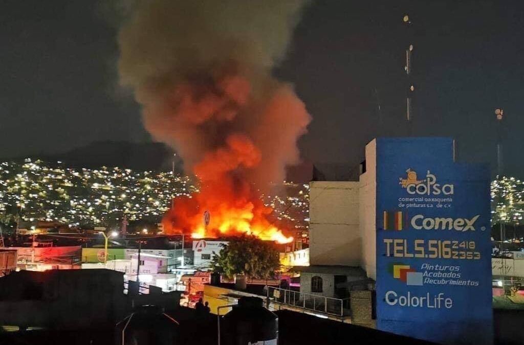Imágenes que circulan en redes sociales del #Incendio que se dio ayer por la tarde-noche en la central de #Abastos en #Oaxaca, Oax. Flecha hacia abajo