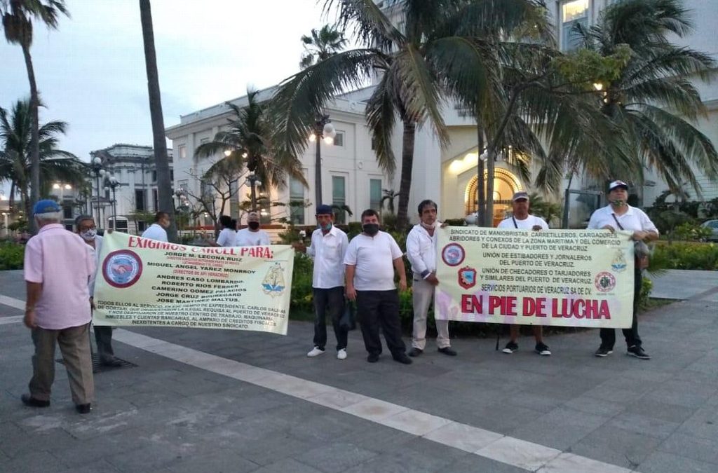 Trabajadores portuarios de la Ciudad de Veracruz que resultaron afectados en la requisa en el puerto, tomaron las vías del tren que ingresan al recinto Portuario.