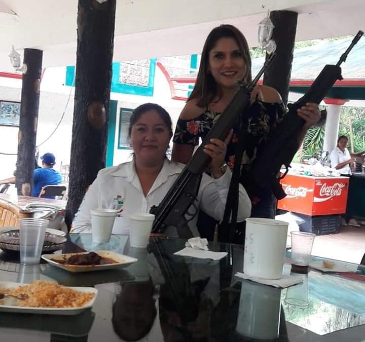 Sobrina de alcalde de Teocelo posa con armas de Guardia Nacional
