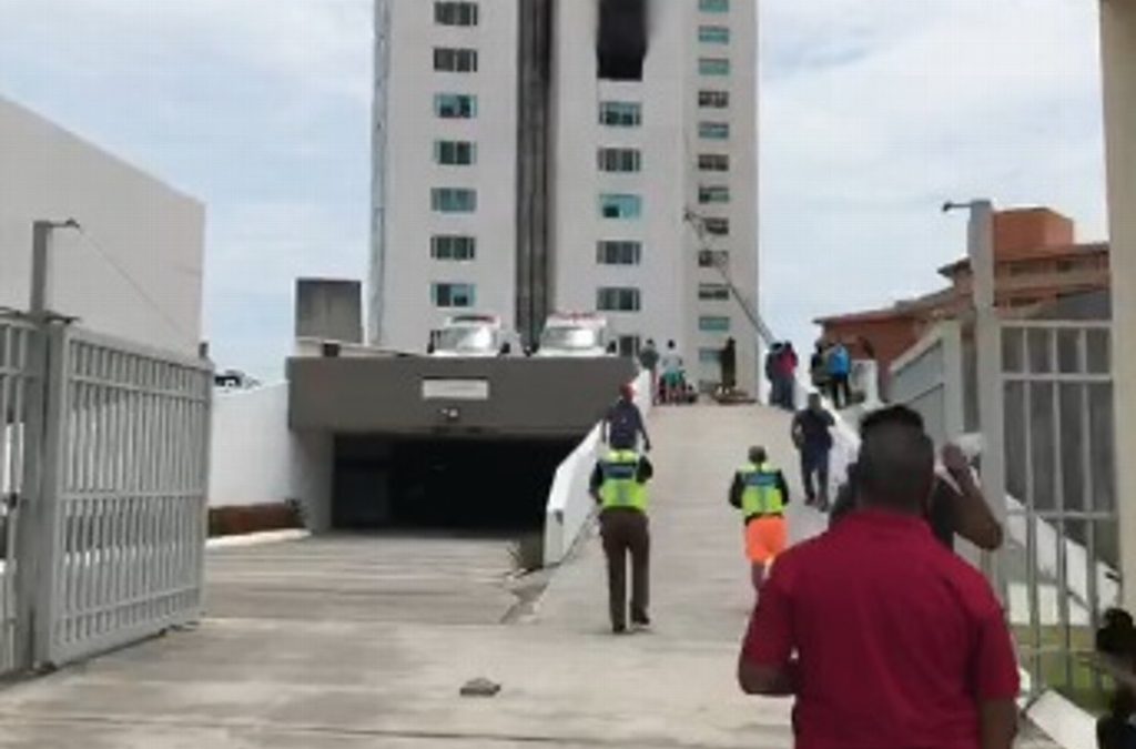 Realizan peritaje en departamento incendiado en Boca del Río; fuego habría iniciado al parecer en la sa