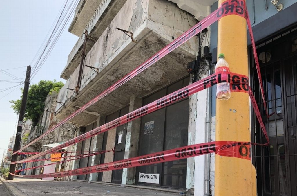 Edificio acordonado por desprendimientos en el centro de Veracruz